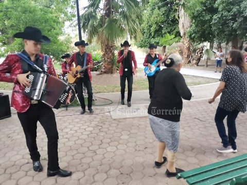 Abuelita recibe sorpresa tras robarse el show con Julión Álvarez