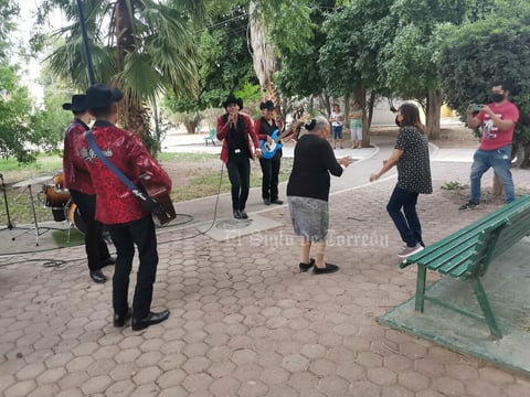 Abuelita recibe sorpresa tras robarse el show con Julión Álvarez
