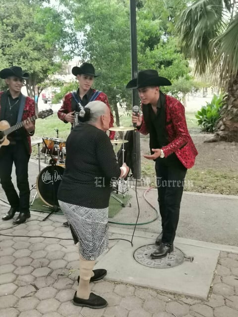 Abuelita recibe sorpresa tras robarse el show con Julión Álvarez
