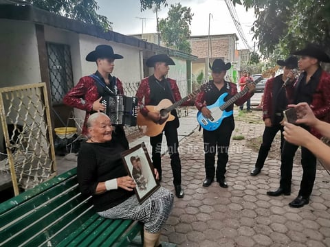 Abuelita recibe sorpresa tras robarse el show con Julión Álvarez