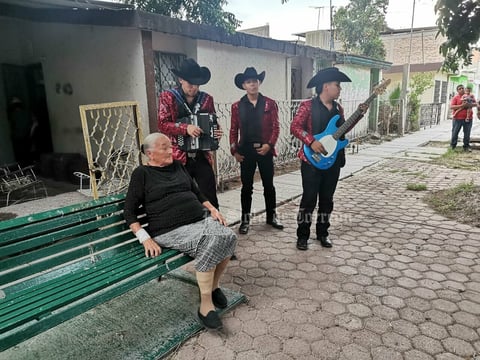 Abuelita recibe sorpresa tras robarse el show con Julión Álvarez