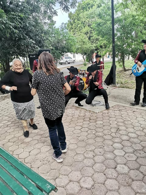 Abuelita recibe sorpresa tras robarse el show con Julión Álvarez