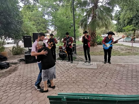 Abuelita recibe sorpresa tras robarse el show con Julión Álvarez