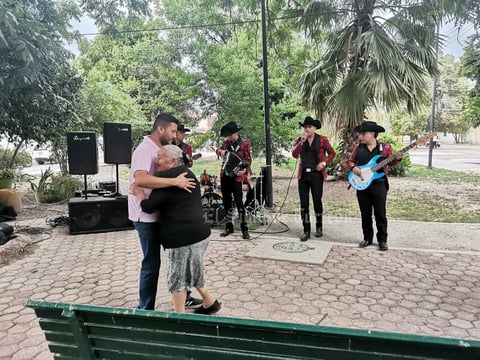 Abuelita recibe sorpresa tras robarse el show con Julión Álvarez