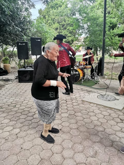 Abuelita recibe sorpresa tras robarse el show con Julión Álvarez