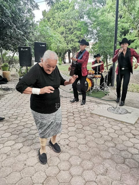 Abuelita recibe sorpresa tras robarse el show con Julión Álvarez