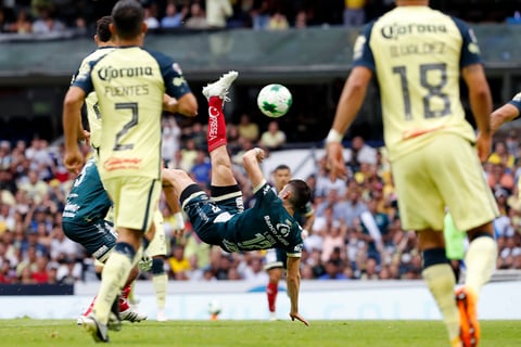 MEX3912. CIUDAD DE MÉXICO (MÉXICO), 14/05/2022.- Israel Reyes del Puebla realiza hoy una chilena contra el América, durante la vuelta de los cuartos de final del torneo Clausura 2022 de la Liga MX, en el estadio Azteca de Ciudad de México (México). EFE/Alex Cruz