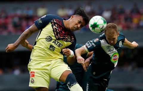 MEX3941. CIUDAD DE MÉXICO (MÉXICO), 14/05/2022.- Roger Martínez (i) del América disputa el balón con Fernando Aristeguieta (d) de Club Puebla durante un juego de vuelta de cuartos de final del torneo Clausura 2022 de la Liga MX del fútbol mexicano hoy, en el estadio Azteca de Ciudad de México (México). EFE/Alex Cruz