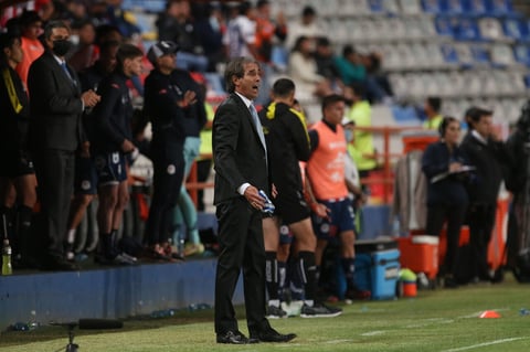 AME9467. PACHUGA (MÉXICO), 14/05/2022.- El entrenador Guillermo Almada de Pachuca reacciona durante el encuentro del partido de vuelta de los cuartos de final del torneo Clausura 2022 del fútbol mexicano entre Tuzos del Pachuca contra San Luis, hoy en el estadio Hidalgo de la ciudad de Pachuca (México). EFE/David Martínez Pelcastre