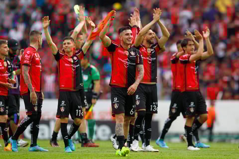 AME9620. GUADALAJARA (MÉXICO), 15/05/2022.- Jugadores de Atlas celebran la victoria ante Chivas, durante un partido de los cuartos de final del torneo Clausura 2022, en el Estadio Jalisco, en Guadalajara (México). EFE/ Francisco Guasco