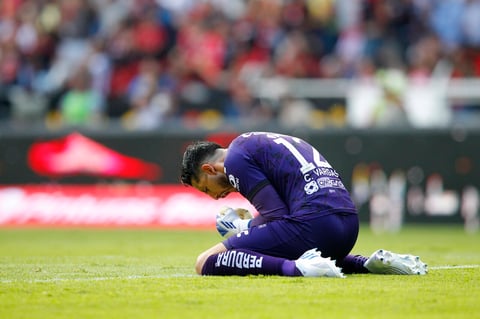 AME9620. GUADALAJARA (MÉXICO), 15/05/2022.- El arquero Camilo Vargas de Atlas celebra hoy un gol de su equipo contra Chivas, durante la vuelta de los cuartos de final del torneo Clausura 2022, en el Estadio Jalisco en Guadalajara (México). EFE/ Francisco Guasco