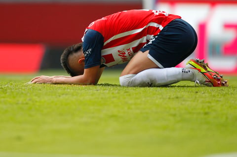 AME9620. GUADALAJARA (MÉXICO), 15/05/2022.- Roberto Alvarado de Chivas lamenta hoy una jugada contra Atlas, durante la vuelta de los cuartos de final del torneo Clausura 2022, en el Estadio Jalisco en Guadalajara (México). EFE/ Francisco Guasco