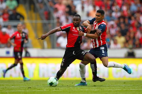 AME9620. GUADALAJARA (MÉXICO), 15/05/2022.- Julián Quiñones (i) de Atlas disputa el balón con Gilberto Sepúlveda de Chivas, durante la vuelta de los cuartos de final del torneo Clausura 2022, en el Estadio Jalisco en Guadalajara (México). EFE/ Francisco Guasco