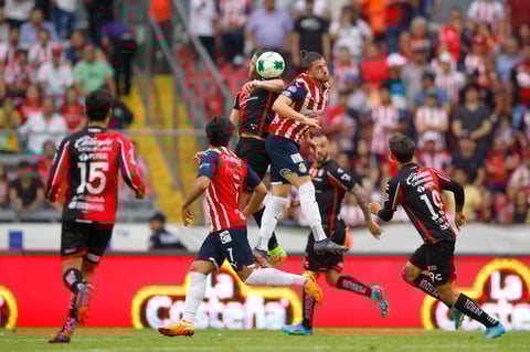 AME9620. GUADALAJARA (MÉXICO), 15/05/2022.- Martín Nervo (c1) de Atlas disputa el balón con Hiram Mier de Chivas, durante un partido de los cuartos de final del torneo Clausura 2022, en el Estadio Jalisco, en Guadalajara (México). EFE/ Francisco Guasco