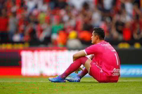 AME9620. GUADALAJARA (MÉXICO), 15/05/2022.- Raúl Gudiño de Chivas lamenta la derrota ante Atlas, durante un partido de los cuartos de final del torneo Clausura 2022, en el Estadio Jalisco, en Guadalajara (México). EFE/ Francisco Guasco