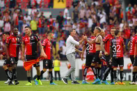 AME9620. GUADALAJARA (MÉXICO), 15/05/2022.- Jugadores de Atlas celebran la victoria ante Chivas, durante un partido de los cuartos de final del torneo Clausura 2022, en el Estadio Jalisco, en Guadalajara (México). EFE/ Francisco Guasco