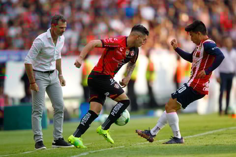 AME9620. GUADALAJARA (MÉXICO), 15/05/2022.- Edgar Zaldivar (i) de Atlas disputa el balón con Fernando Beltrán de Chivas, durante un partido de los cuartos de final del torneo Clausura 2022, en el Estadio Jalisco, en Guadalajara (México). EFE/ Francisco Guasco