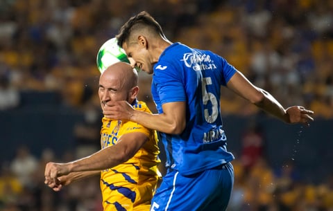 AME9672. MONTERREY (MÉXICO), 15/05/2022.- Carlos Fernandez (i) de Tigres disputa el balón con Luis Abram de Cruz Azul, durante un partido de cuartos de final del Torneo Clausura 2022, disputado en el estadio Universitario, en Monterrey (México). EFE/ Miguel Sierra