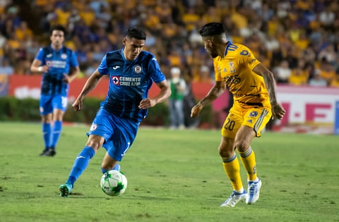 AME9672. MONTERREY (MÉXICO), 15/05/2022.- Javier Aquino (d) disputa el balón con Uriel Antuna de Cruz Azul, durante un partido de cuartos de final del Torneo Clausura 2022, disputado en el estadio Universitario, en Monterrey (México). EFE/ Miguel Sierra