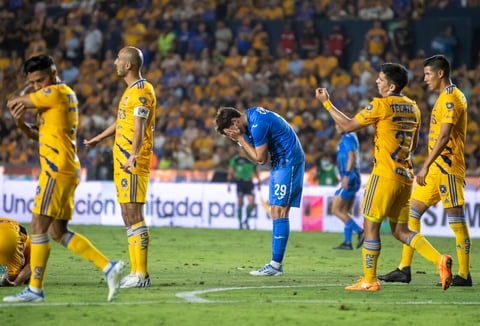 AME9672. MONTERREY (MÉXICO), 15/05/2022.- Santiago Gimenez de Cruz Azul se lamenta ante Tigres, durante un partido de cuartos de final del Torneo Clausura 2022, disputado en el estadio Universitario, en Monterrey (México). EFE/ Miguel Sierra