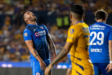 AME9672. MONTERREY (MÉXICO), 15/05/2022.- Juan Escobar de Cruz Azul se lamenta ante Tigres, durante un partido de cuartos de final del Torneo Clausura 2022, disputado en el estadio Universitario, en Monterrey (México). EFE/ Miguel Sierra