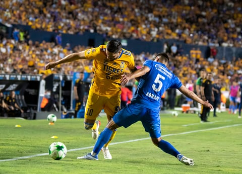 AME9672. MONTERREY (MÉXICO), 15/05/2022.- Andre Gignac (i) de Tigres disputa el balón con Luis Abram de Cruz Azul, durante un partido de cuartos de final del Torneo Clausura 2022, disputado en el estadio Universitario, en Monterrey (México). EFE/ Miguel Sierra