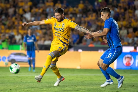 AME9672. MONTERREY (MÉXICO), 15/05/2022.- Andre Gignac (i) disputa el balón con Luis Abram de Cruz Azul, durante un partido de cuartos de final del Torneo Clausura 2022, disputado en el estadio Universitario, en Monterrey (México). EFE/ Miguel Sierra