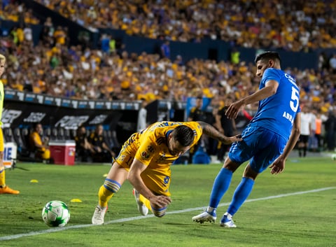 AME9672. MONTERREY (MÉXICO), 15/05/2022.- Andre Gignac (i) de Tigres disputa el balón con Luis Abram de Cruz Azul, durante un partido de cuartos de final del Torneo Clausura 2022, disputado en el estadio Universitario, en Monterrey (México). EFE/ Miguel Sierra