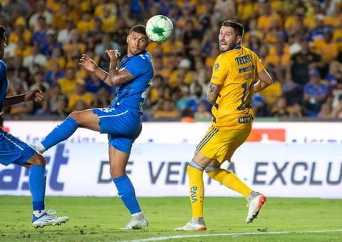 AME9672. MONTERREY (MÉXICO), 15/05/2022.- Andre Gignac (d) de Tigres disputa el balón con Juan Escobar de Cruz Azul, durante un partido de cuartos de final del Torneo Clausura 2022, disputado en el estadio Universitario, en Monterrey (México). EFE/ Miguel Sierra