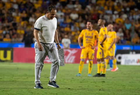 AME9672. MONTERREY (MÉXICO), 15/05/2022.- Juan Reynoso, entrenador de Cruz Azul, abandona el campo tras ser expulsado ante Tigres, durante un partido de cuartos de final del Torneo Clausura 2022, disputado en el estadio Universitario, en Monterrey (México). EFE/ Miguel Sierra
