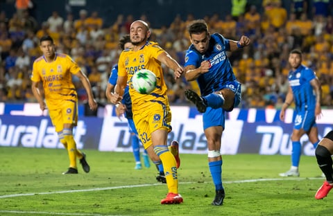 AME9672. MONTERREY (MÉXICO), 15/05/2022.- Carlos Fernandez (i) de Tigres disputa el balón con Adrian Aldrete de Cruz Azul, durante un partido de cuartos de final del Torneo Clausura 2022, disputado en el estadio Universitario, en Monterrey (México). EFE/ Miguel Sierra