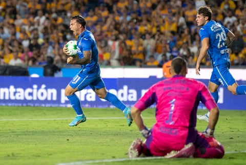 -FOTODELDIA- AME9672. MONTERREY (MÉXICO), 15/05/2022.- Christian Tabó (i) de Cruz Azul celebra un gol ante Tigres, durante un partido de cuartos de final del Torneo Clausura 2022, disputado en el estadio Universitario, en Monterrey (México). EFE/ Miguel Sierra
