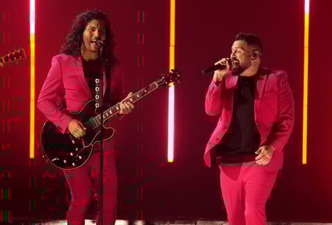 Dan Smyers, a la izquierda, y Shay Mooney, de Dan + Shay, interpretan 'You' durante la ceremonia de los Premios Billboard de la Música, el domingo 15 de mayo de 2022 en el MGM Grand Garden Arena en Las Vegas. (Foto AP/Chris Pizzello)
