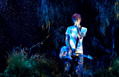 Machine Gun Kelly interpreta 'twin flame' durante la ceremonia de los Premios Billboard de la Música, el domingo 15 de mayo de 2022 en el MGM Grand Garden Arena en Las Vegas. (Foto AP/Chris Pizzello)