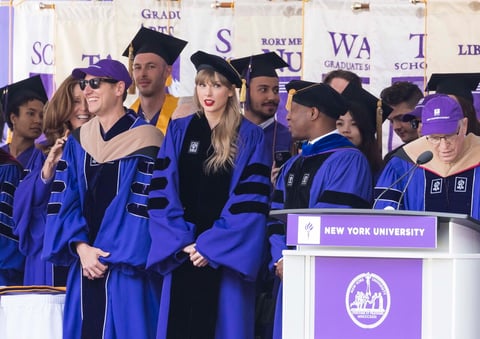 Taylor Swift recibe doctorado honorario en bellas artes de la Universidad de Nueva York