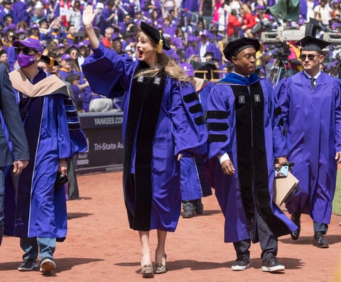 Taylor Swift recibe doctorado honorario en bellas artes de la Universidad de Nueva York