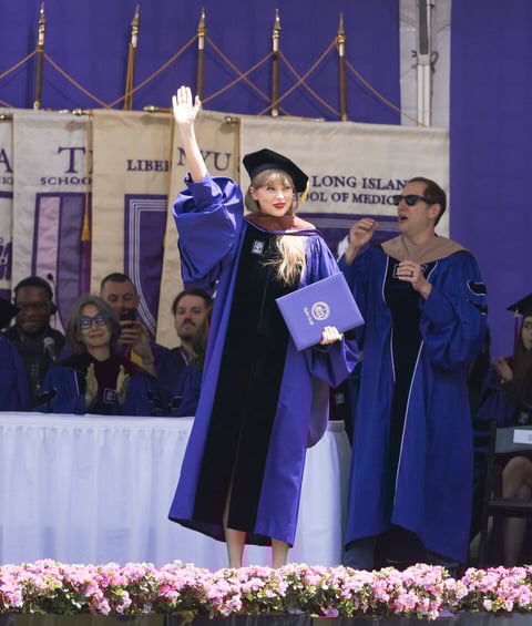 Taylor Swift recibe doctorado honorario en bellas artes de la Universidad de Nueva York
