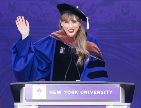 Taylor Swift recibe doctorado honorario en bellas artes de la Universidad de Nueva York