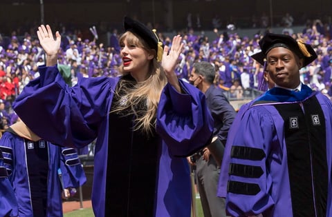 Taylor Swift recibe doctorado honorario en bellas artes de la Universidad de Nueva York