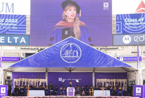 Taylor Swift recibe doctorado honorario en bellas artes de la Universidad de Nueva York