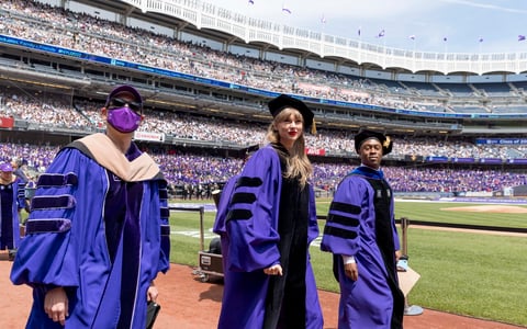 Taylor Swift recibe doctorado honorario en bellas artes de la Universidad de Nueva York