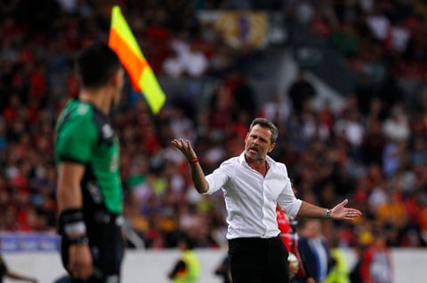 AME562. GUADALAJARA (MÉXICO), 18/05/2022.- Diego Cocca entrenador de Atlas reacciona hoy, durante el partido de ida de la semifinal del torneo clausura 2022 del fútbol mexicano en el Estadio Jalisco, en Guadalajara, Jalisco (México). EFE/ Francisco Guasco