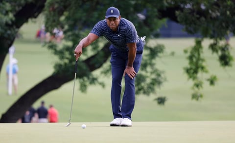 Tulsa (United States), 19/05/2022.- Tiger Woods of the US lines up his putt on the tenth hole during the first round of the 2022 PGA Championship golf tournament at the Southern Hills Country Club in Tulsa, Oklahoma, USA, 19 May 2022. The PGA Championship runs from 19 May through 22 May. (Estados Unidos) EFE/EPA/ERIK S. LESSER