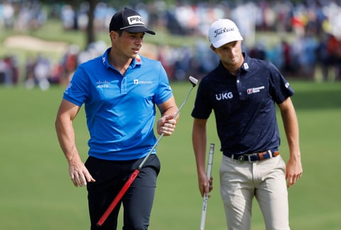 Tulsa (United States), 19/05/2022.- Viktor Hovland of Norway (L) and Will Zalatoris of the US (R) on the seventeenth hole during the first round of the 2022 PGA Championship golf tournament at the Southern Hills Country Club in Tulsa, Oklahoma, USA, 19 May 2022. The PGA Championship runs from 19 May through 22 May. (Noruega, Estados Unidos) EFE/EPA/ERIK S. LESSER