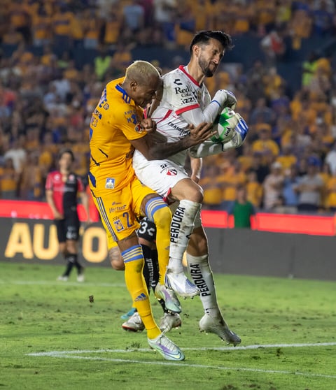 AME1435. MONTERREY (MÉXICO), 21/05/2022.- Luis Quiñones (i) de Tigres de la UANL disputa el balón con Camilo Vargas (d) portero de Atlas de Guadalajara durante el partido de vuelta correspondiente a la semifinal del Torneo Clausura 2022 entre Tigres de UANL y Atlas de Guadalajara hoy, en el estadio Universitario de la ciudad de Monterrey (México). EFE/ Miguel Sierra
