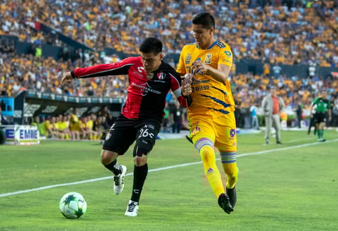 AME1435. MONTERREY (MÉXICO), 21/05/2022.- Hugo Ayala (d) de Tigres de la UANL disputa el balón con Aldo Rocha (i) de Atlas de Guadalajara durante el partido de vuelta correspondiente a la semifinal del Torneo Clausura 2022 entre Tigres de UANL y Atlas de Guadalajara hoy, en el estadio Universitario de la ciudad de Monterrey (México). EFE/ Miguel Sierra