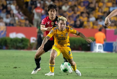 AME1435. MONTERREY (MÉXICO), 21/05/2022.- Yeferson Soteldo (adelante) de Tigres de la UANL disputa el balón con Javier Abella (atrás) de Atlas de Guadalajara durante el partido de vuelta correspondiente a la semifinal del Torneo Clausura 2022 entre Tigres de UANL y Atlas de Guadalajara hoy, en el estadio Universitario de la ciudad de Monterrey (México). EFE/ Miguel Sierra