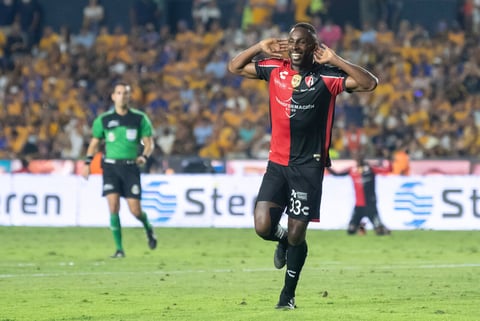 AME1435. MONTERREY (MÉXICO), 21/05/2022.- Julian Quiñones de Atlas de Guadalajara festeja una anotación ante Tigres de la UANL durante el partido de vuelta correspondiente a la semifinal del Torneo Clausura 2022 entre Tigres de UANL y Atlas de Guadalajara hoy, en el estadio Universitario de la ciudad de Monterrey (México). EFE/ Miguel Sierra