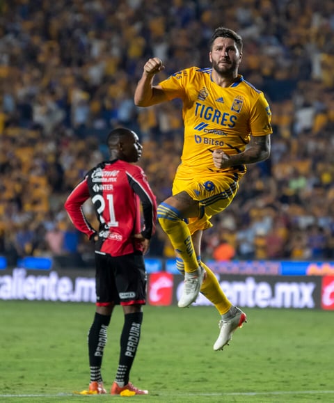 AME1435. MONTERREY (MÉXICO), 21/05/2022.- Andre Gignac de Tigres de la UANL festeja una anotación durante el partido de vuelta correspondiente a la semifinal del Torneo Clausura 2022 entre Tigres de UANL y Atlas de Guadalajara hoy, en el estadio Universitario de la ciudad de Monterrey (México). EFE/ Miguel Sierra