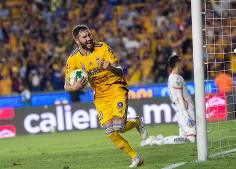 AME1435. MONTERREY (MÉXICO), 21/05/2022.- Andre Gignac de Tigres de la UANL festeja una anotación durante el partido de vuelta correspondiente a la semifinal del Torneo Clausura 2022 entre Tigres de UANL y Atlas de Guadalajara hoy, en el estadio Universitario de la ciudad de Monterrey (México). EFE/ Miguel Sierra